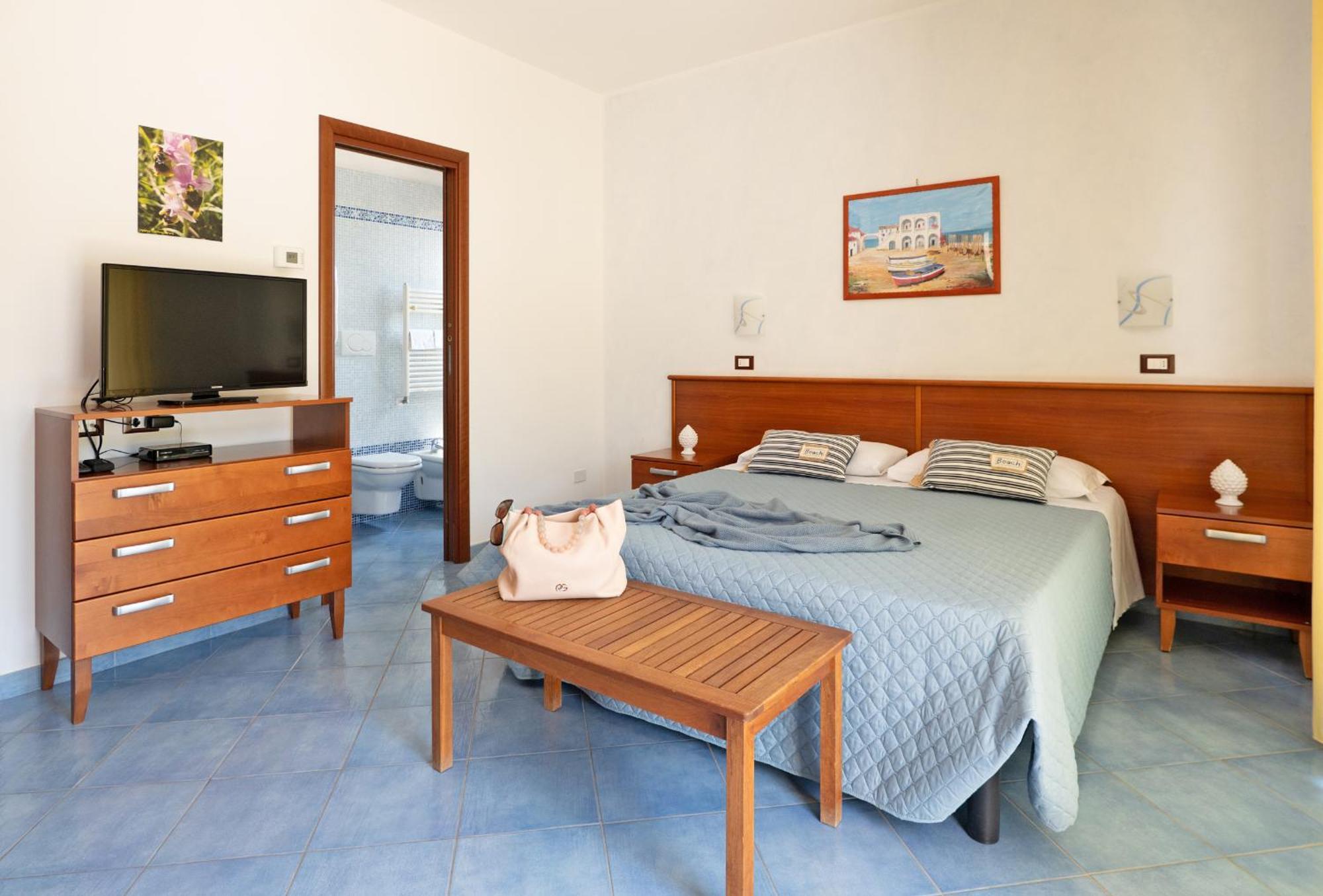 Hotel Residence Torre Del Porto Mattinata Exterior photo